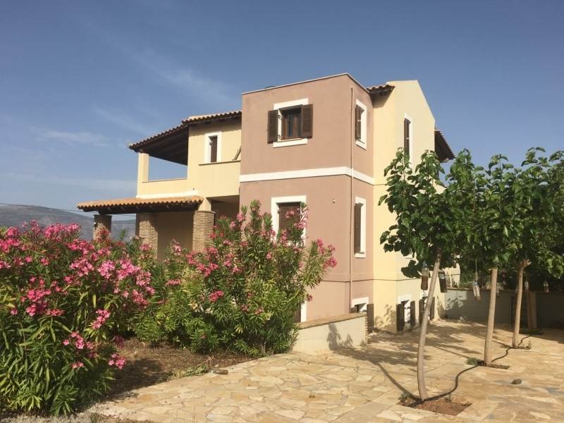 (For Sale) Residential Detached house || Fokida/Galaxidi - 180 Sq.m, 6 Bedrooms, 340.000€ 